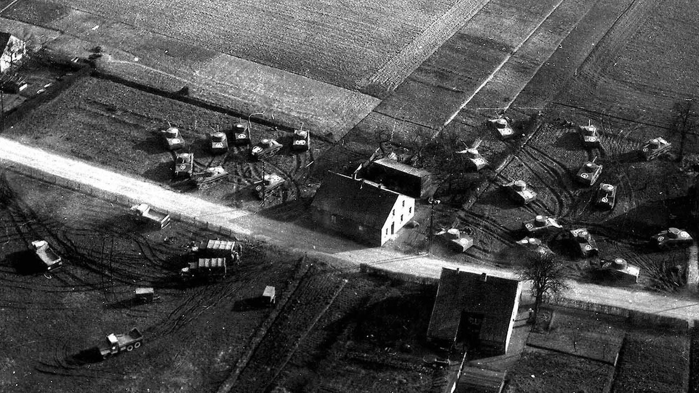 Los aliados siguieron usando tanques falsos para confundir a los nazis mientras avanzaban en Europa. En esta imagen se pueden ver tanques inflables cerca del río Rin. Para hacerlo extremadamente realista, los aliados hacían las huellas con excavadoras, 