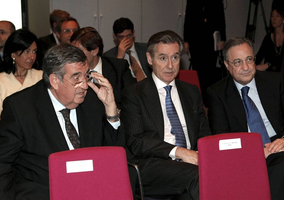 Foto: Florentino Pérez (d) junto a Pedro López Jiménez (i) y Miguel Blesa. (Efe)