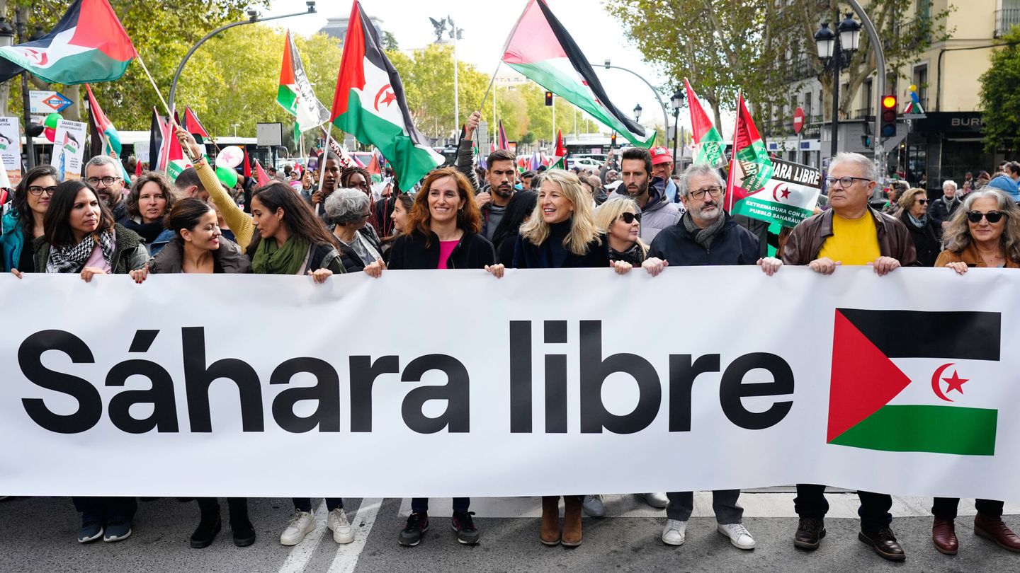 Mónica García y Yolanda Díaz, en una manifestación de apoyo a los saharauis. (EFE/Borja Sánchez Trillo)