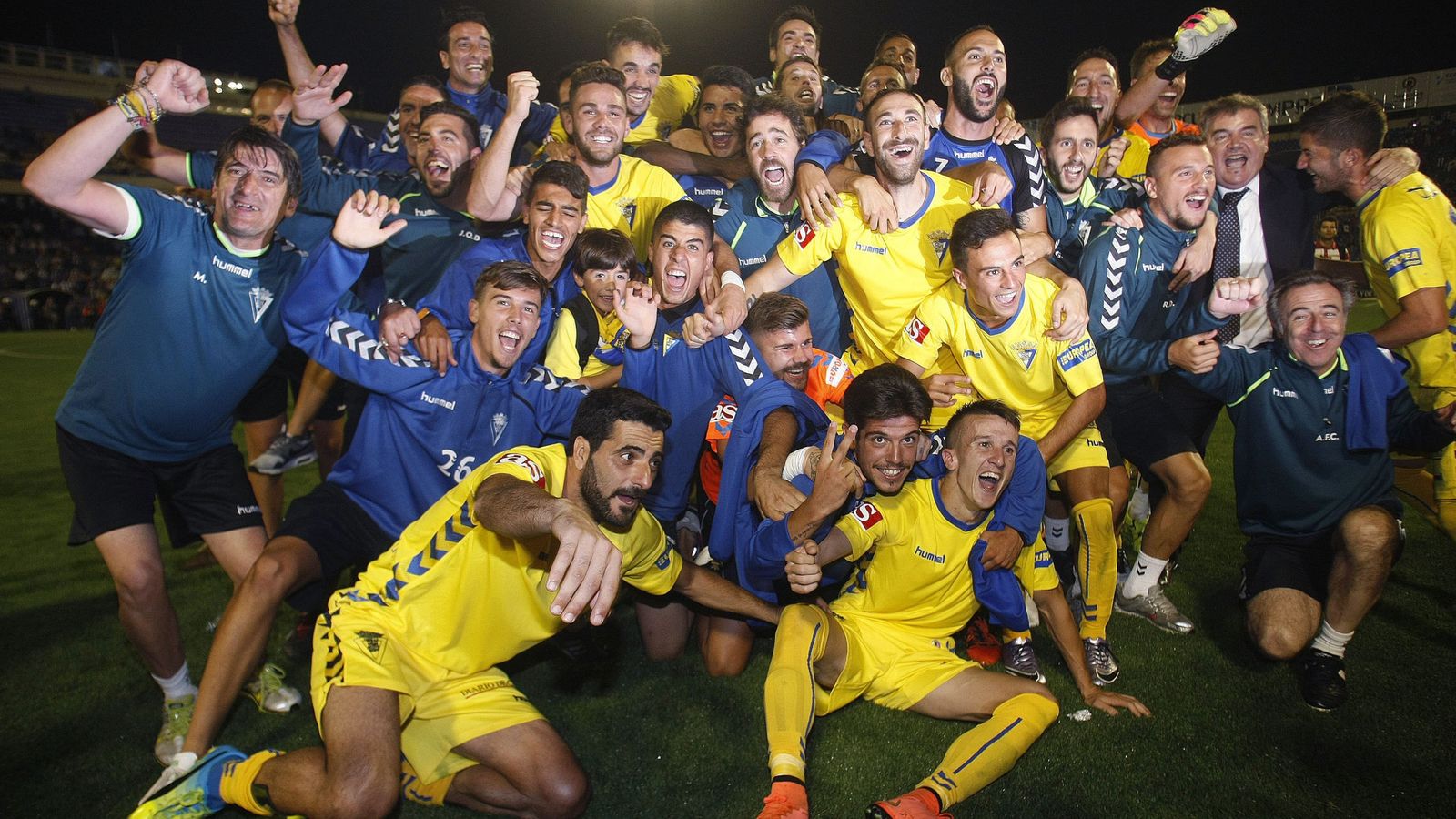 Foto: Los jugadores del Cádiz celebran el ascenso a Segunda en el Rico Pérez. (EFE)