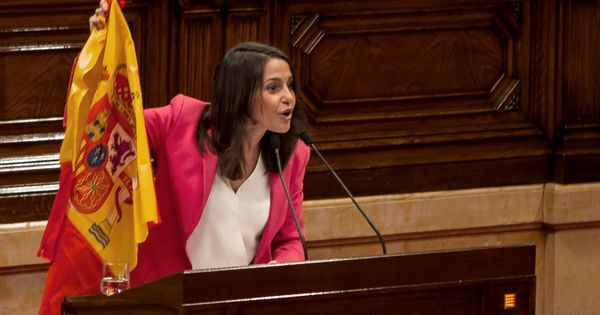 Foto: La líder de Ciudadanos, Inés Arrimadas, muestra una bandera española durante el turno de réplica en la segunda jornada del Debate de Política General celebrado en el Parlament. (EFE)