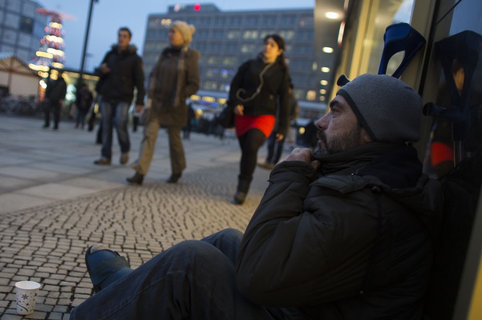 Un sintecho pide limosna en la gran plaza pública de Alexanderplatz, Berlín (Reuters).