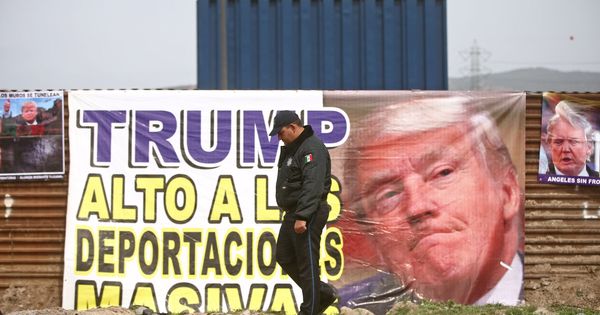 Foto: Un policía mexicano es fotografiado frente a una pancarta en contra de Donald Trump. (Reuters)