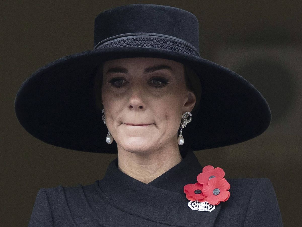 Foto: La princesa de Gales, con su nuevo broche de diamantes prendido en el abrigo. (Cordon Press/Stephen Lock)