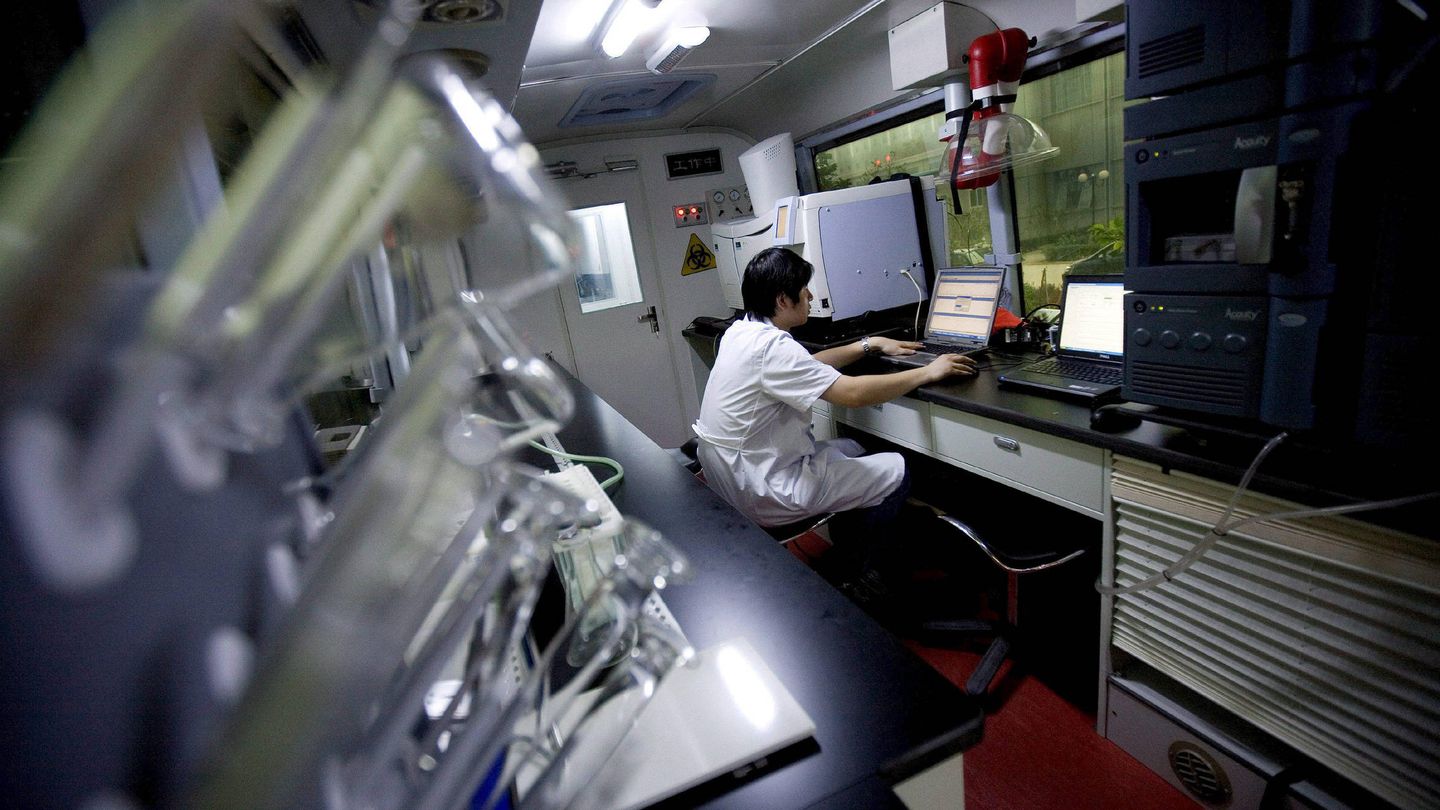 Un científico trabaja con su ordenador en un laboratorio de China. (EFE)