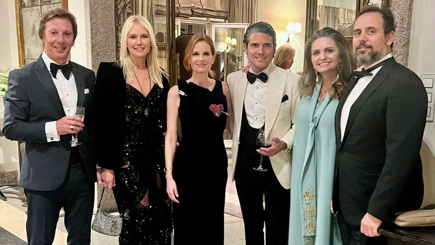 Olivia de Borbón, junto a su marido, Valeria Mazza y otros invitados a la fiesta. (Vanitatis)