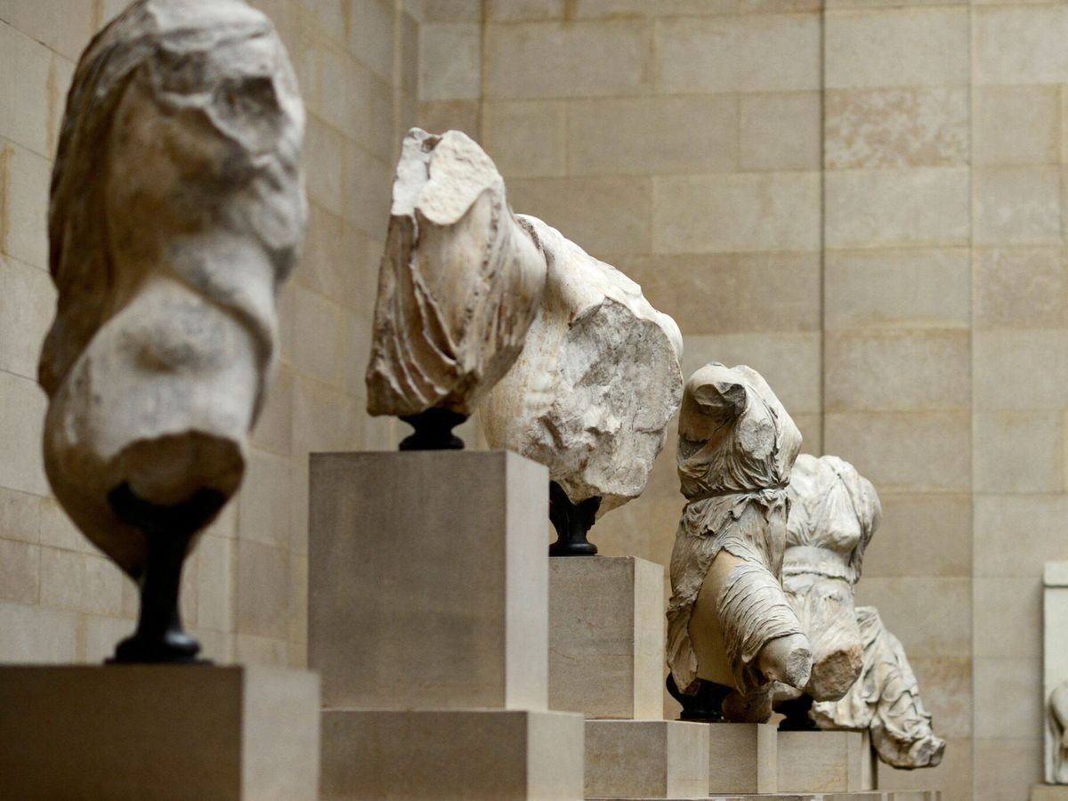 Foto: Un hombre observa los mármoles del Partenón en el Museo Británico de Londres. (Reuters/Dylan Martinez)
