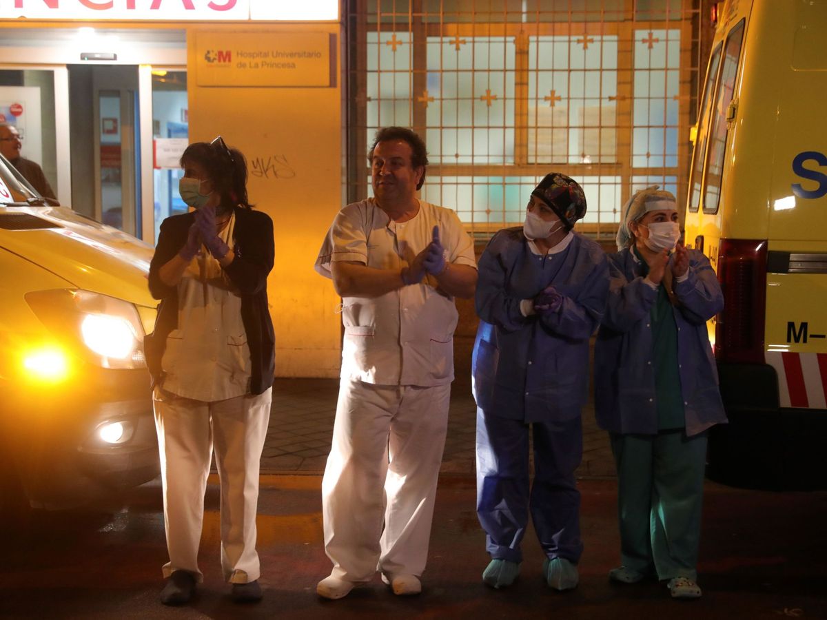 Foto: Los sanitarios del Hospital de La Princesa, en Madrid, aplauden a la Policía Nacional y Policía Local por su labor. (EFE)