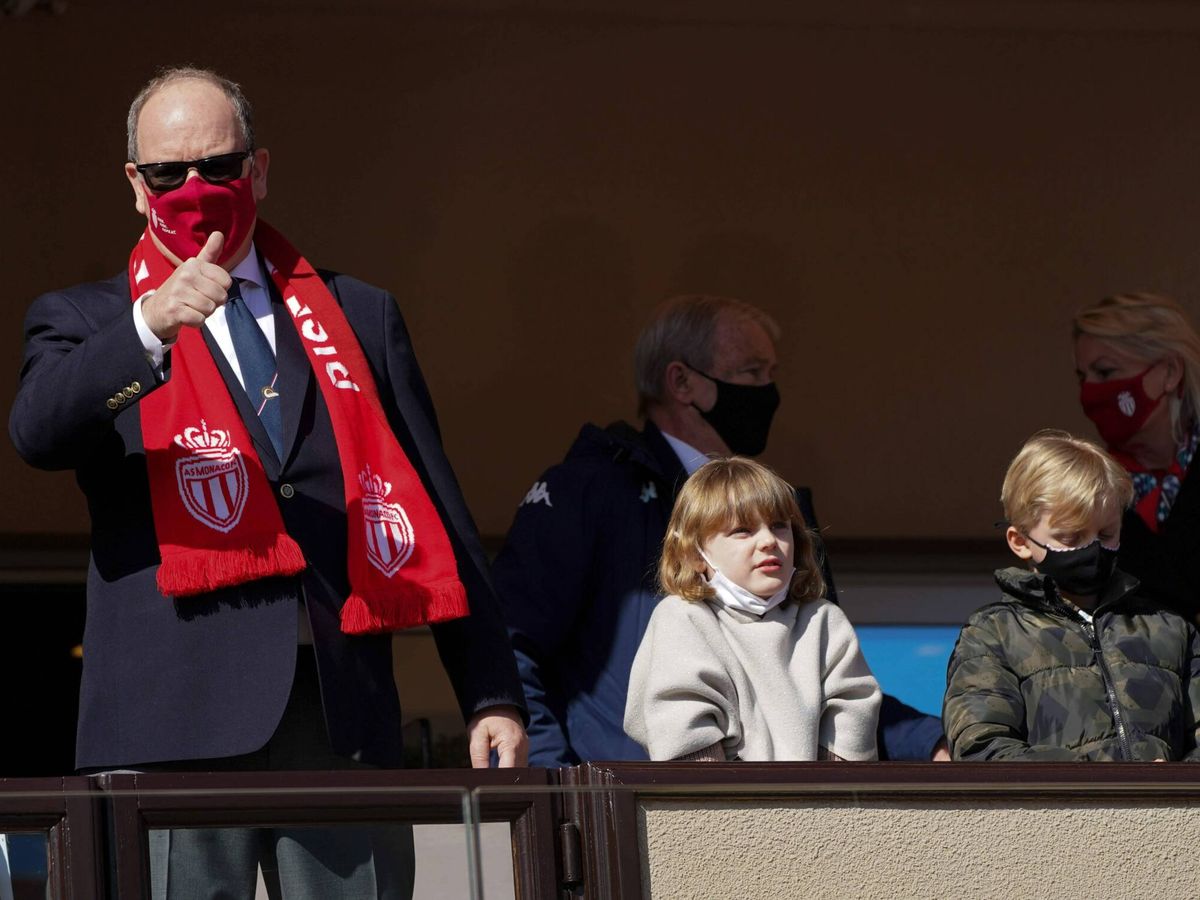 Foto: Alberto, con sus hijos en la grada del estadio. (Cordon Press)