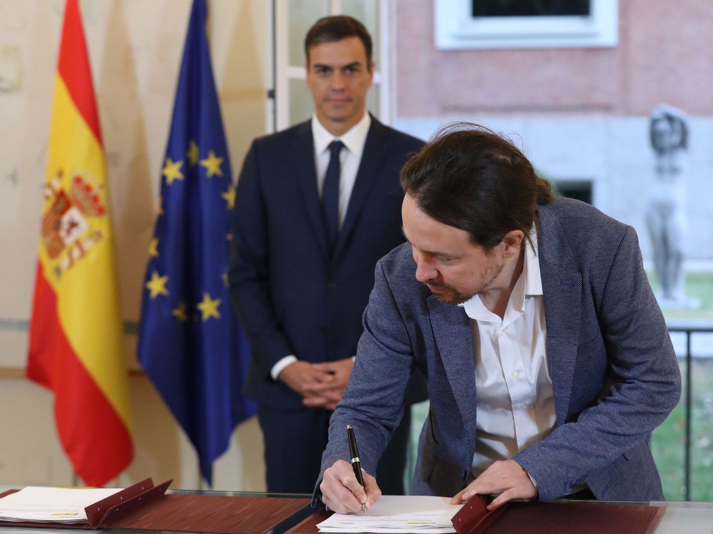 Pedro Sánchez y Pablo Iglesias, durante la firma del acuerdo de legislatura. (EFE)