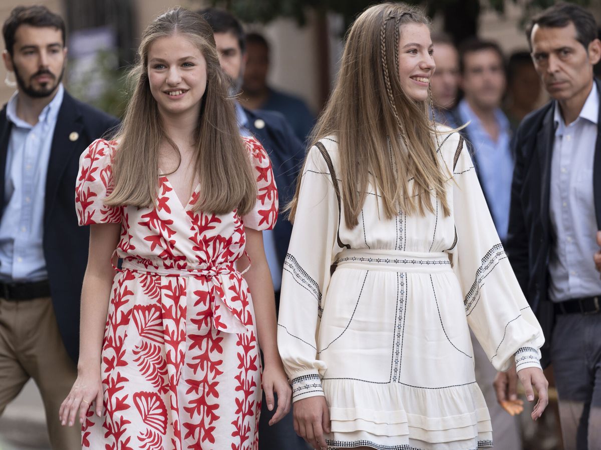 Foto: La princesa Leonor y su hermana Sofía el día anterior a los Premios Princesa de Girona. ( EFE/David Borrat)