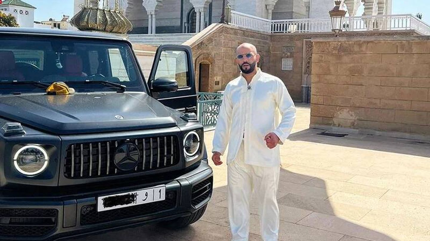 Uno de los hermanos Azaitar aparcando frente al Mausoleo de Rabat, donde están enterrados los reyes de Marruecos. (Redes sociales)
