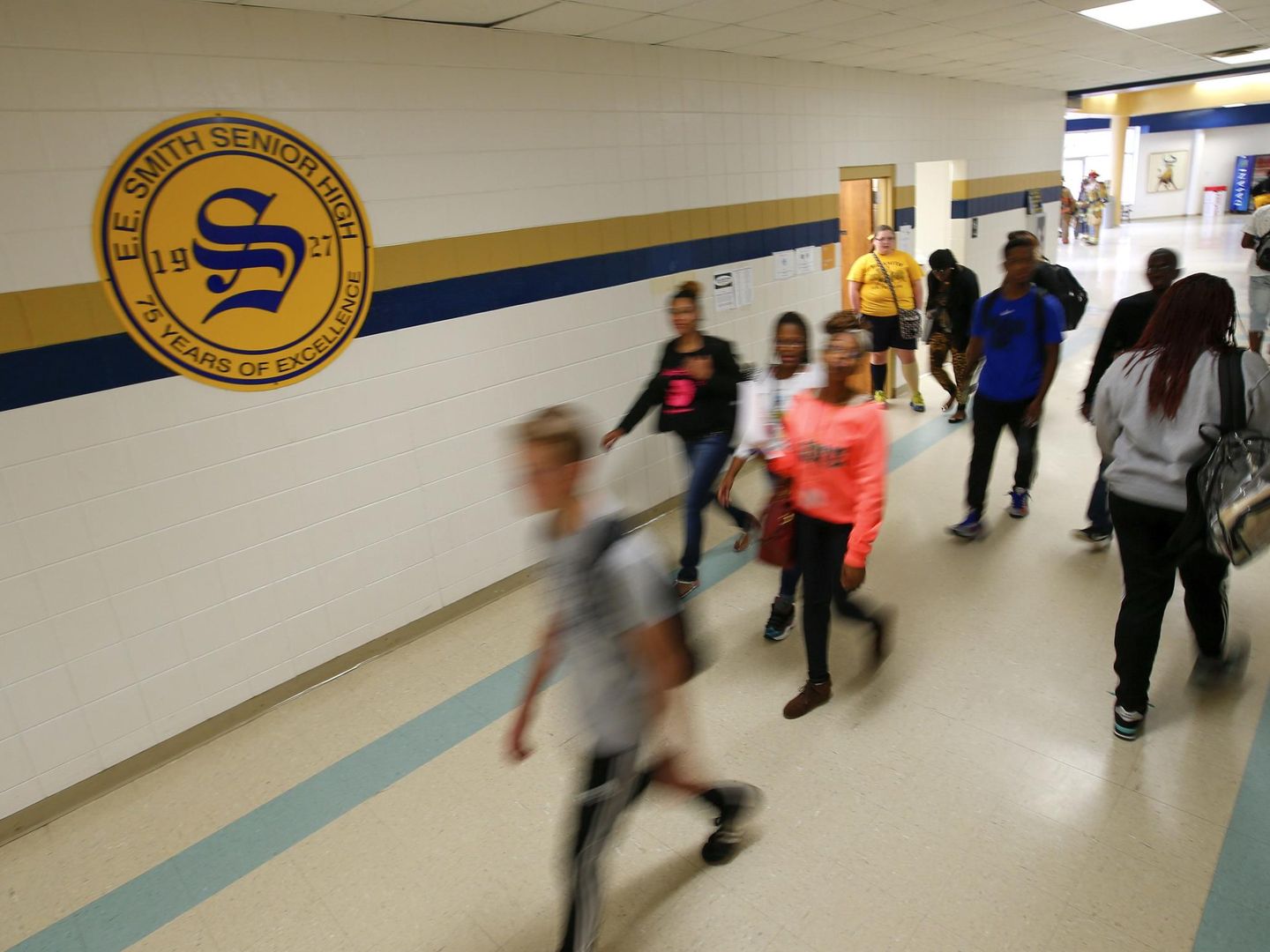 Estudiantes de la E.E. Smith High School, en Fayetteville, durante un cambio de clase (Reuters).