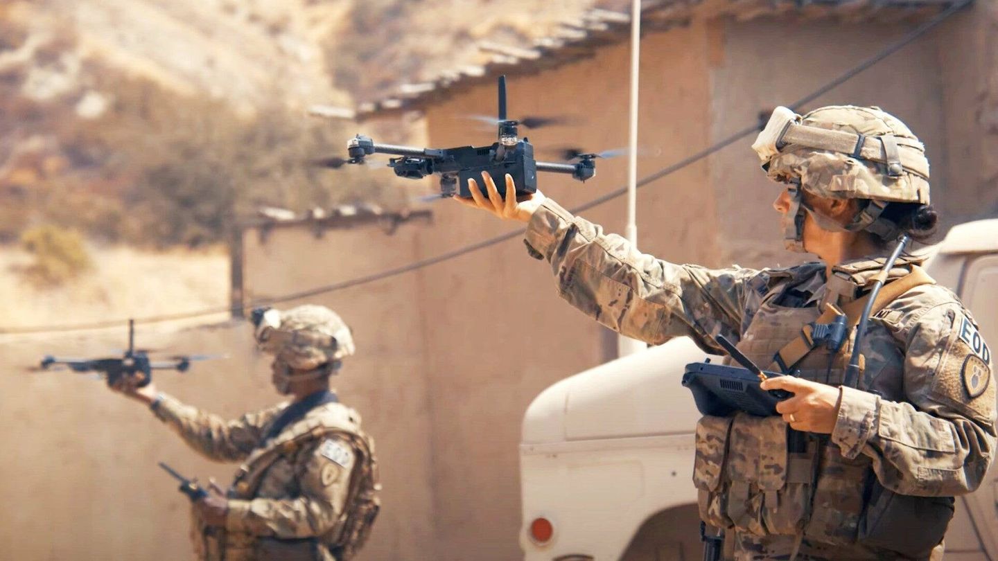El dron pesa menos de 1 kg y cabe en la mochila de los soldados. (Skydio)