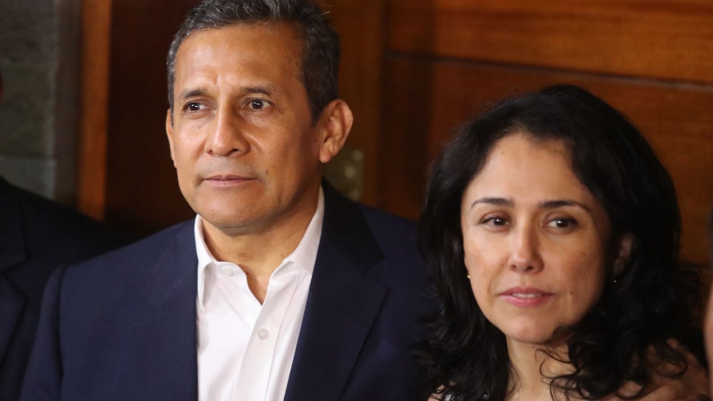 El expresidente peruano Ollanta Humala y su esposa, Nadine Heredia, tras salir de prisión preventiva.