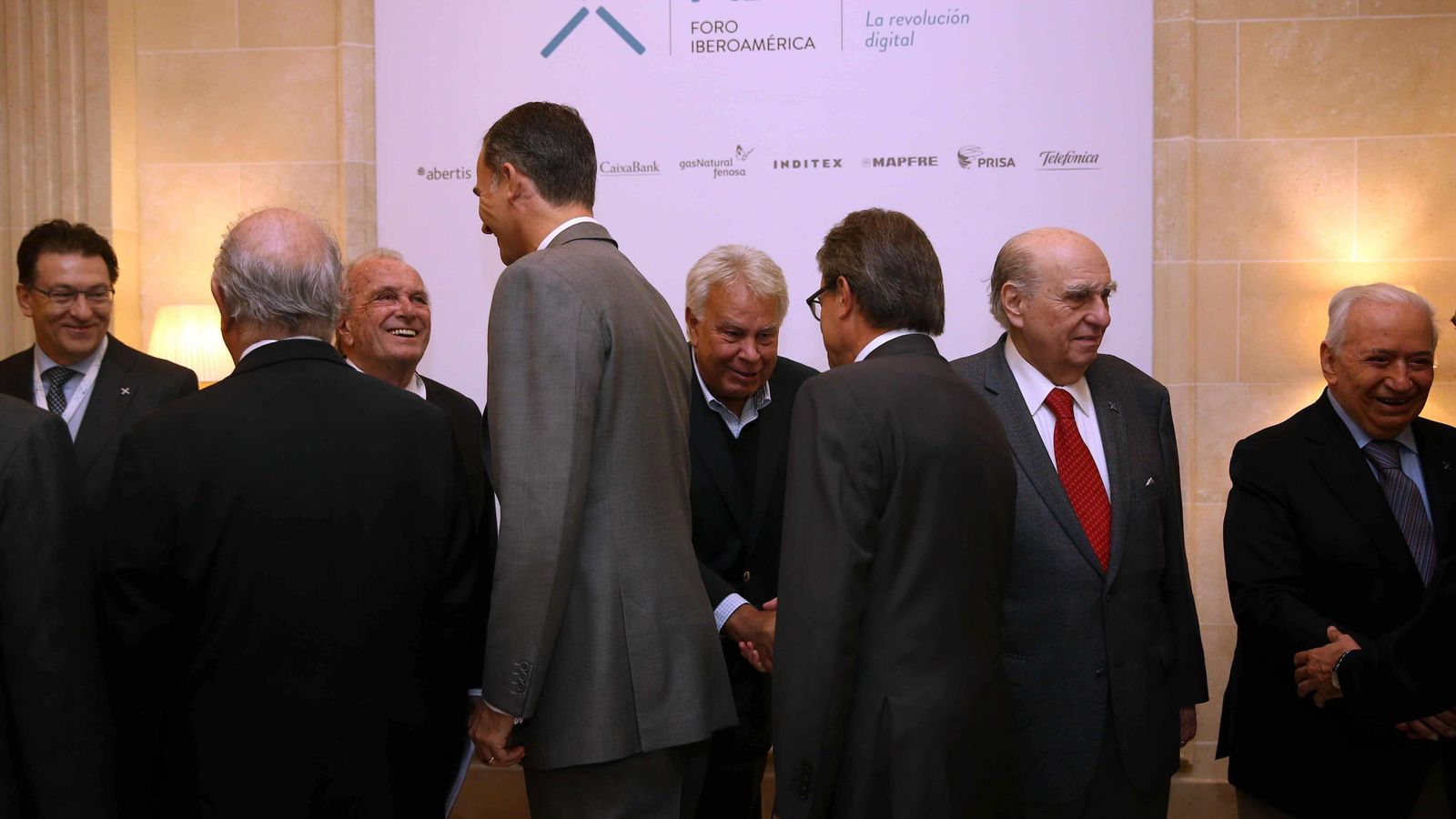 Foto: El Rey Felipe VI, acompañado por el presidente de la Generalitat, Artur Mas (3d, de espaldas), saludan a los participantes al Foro Iberoamérica. (EFE)