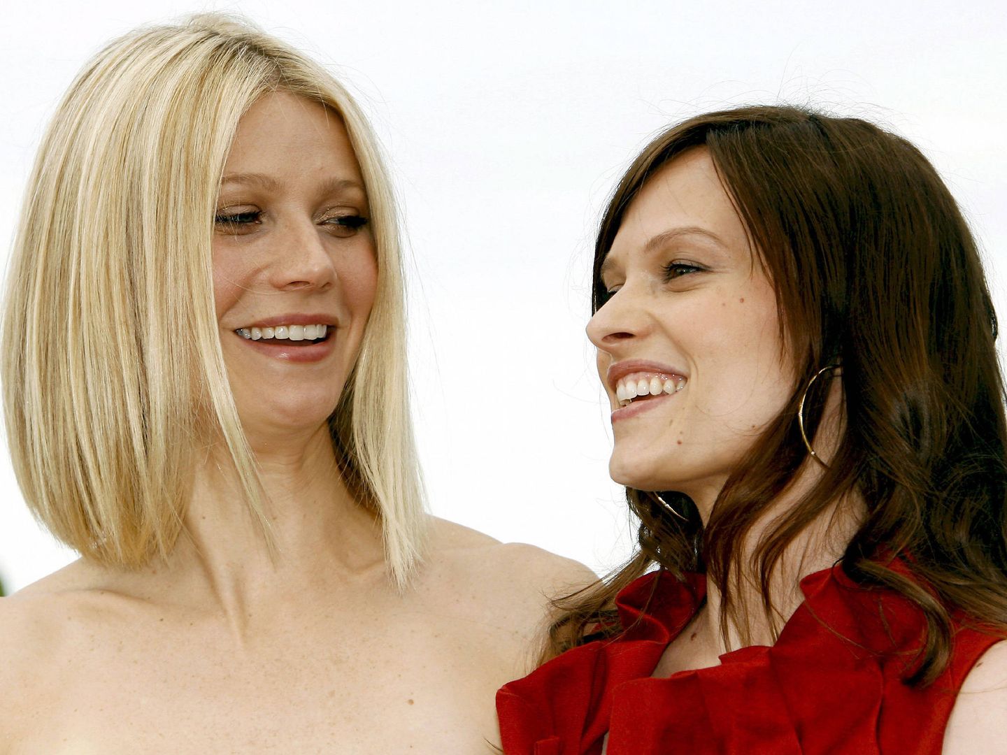 Gwyneth Paltrow y Vanessa Shaw posan durante el pase gráfico de la película 'Two lovers'. (EFE)
