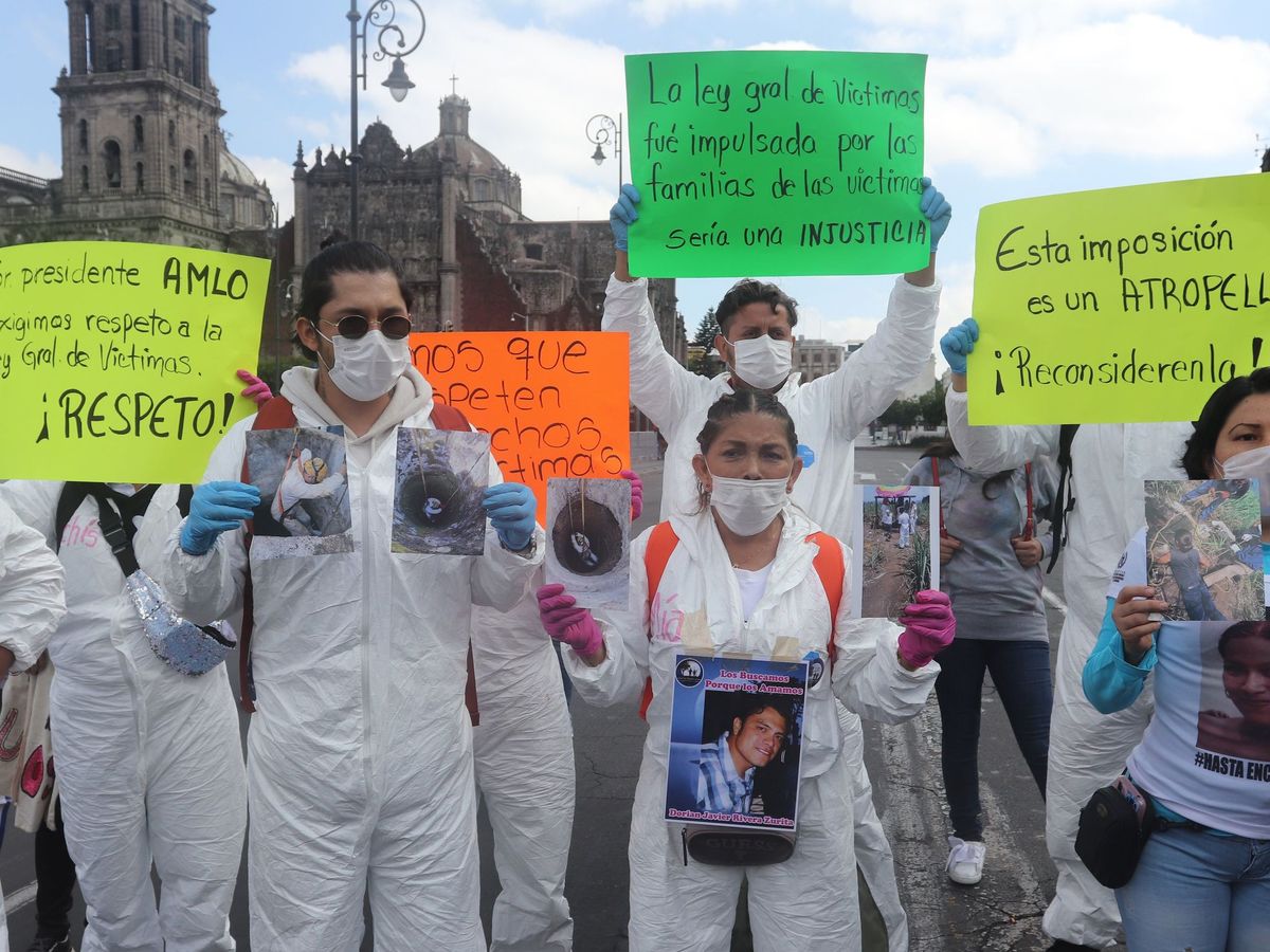 Foto: Activistas contra la desaparición forzada y familiares de víctimas protestan este jueves en las puertas del Palacio Nacional de Ciudad de México (EFE)