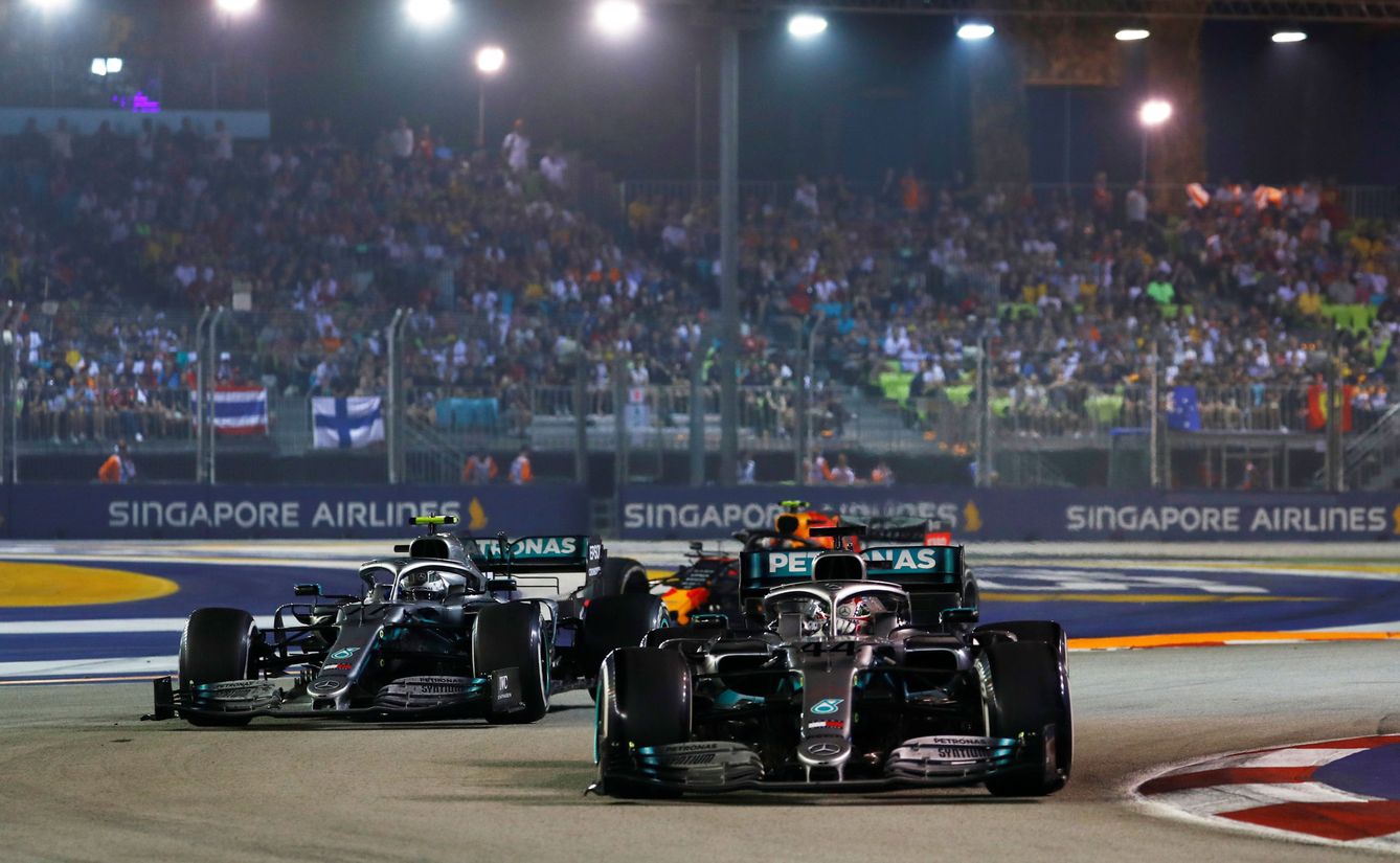 Hamilton y Bottas durante el Gran Premio de Singapur. (Reuters)