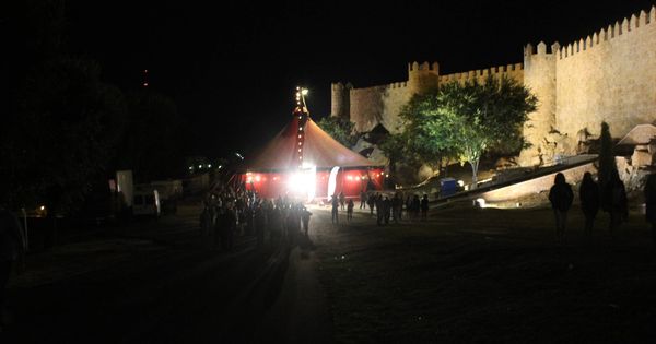 Foto: Carpa de circo fuera de la Muralla de Ávila. (L.N)