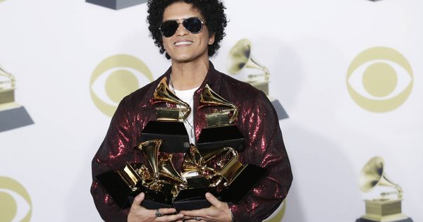 Foto: Bruno Mars posando con sus seis premios Grammy en el photocall. (Gtres)