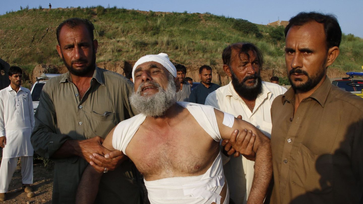 Un hombre herido durante el accidente de la avioneta en Rawalpindi (Pakistan). (Reuters)