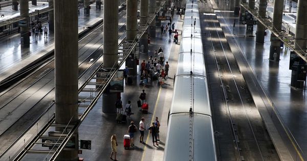 Foto: Trenes AVE en la estación de Atocha. (Reuters)
