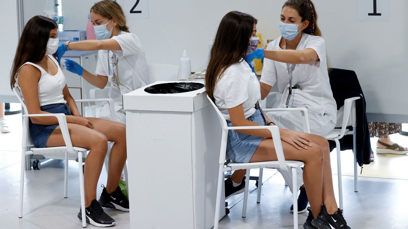 Foto: Dos adolescentes se vacunan contra el covid-19 en el hospital Enfermera Isabel Zendal de Madrid. ( EFE/Chema Moya)