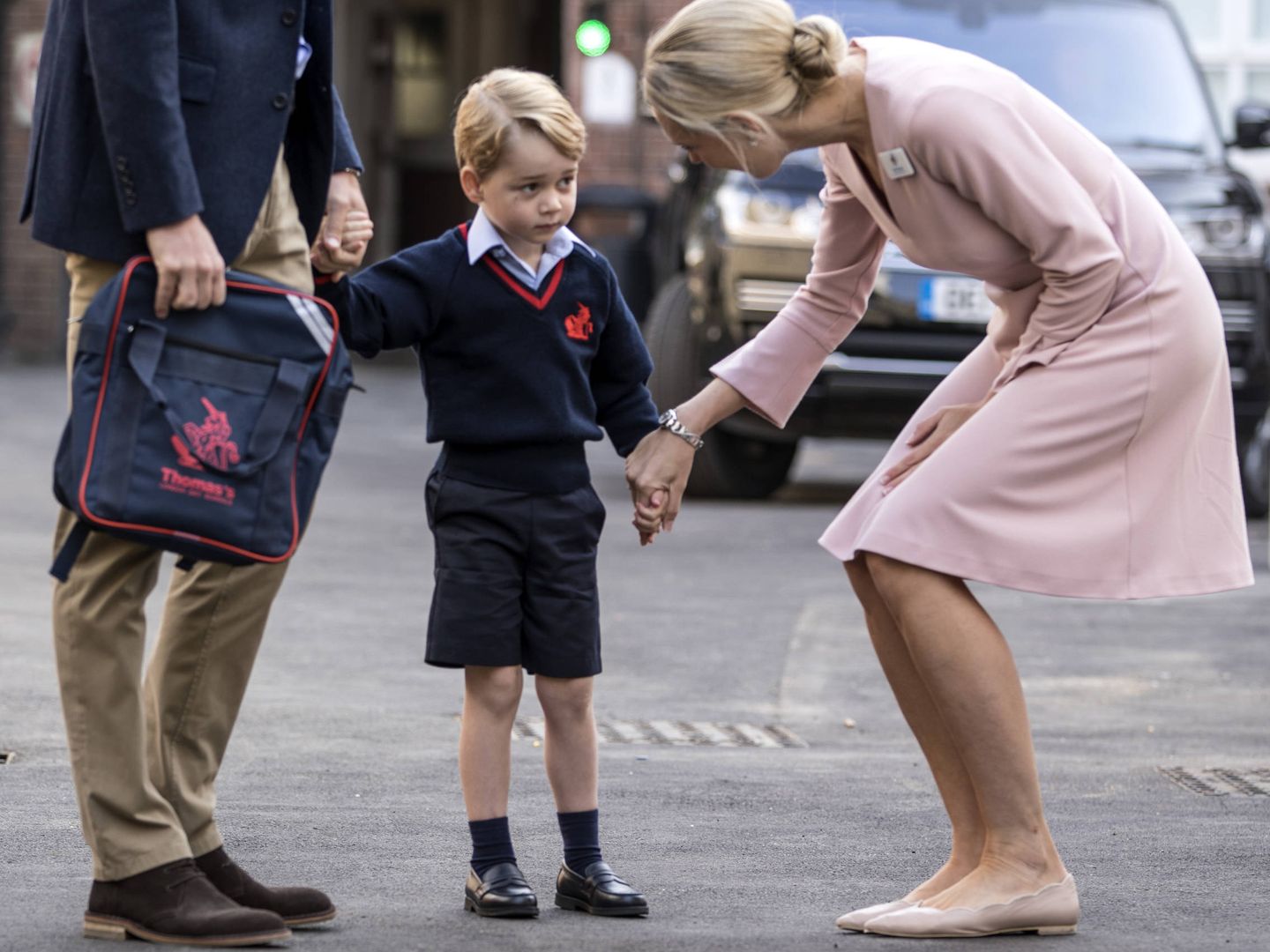El príncipe George junto a su padre conoce a la directora de sus estudios, Helen Haslem. (Getty)