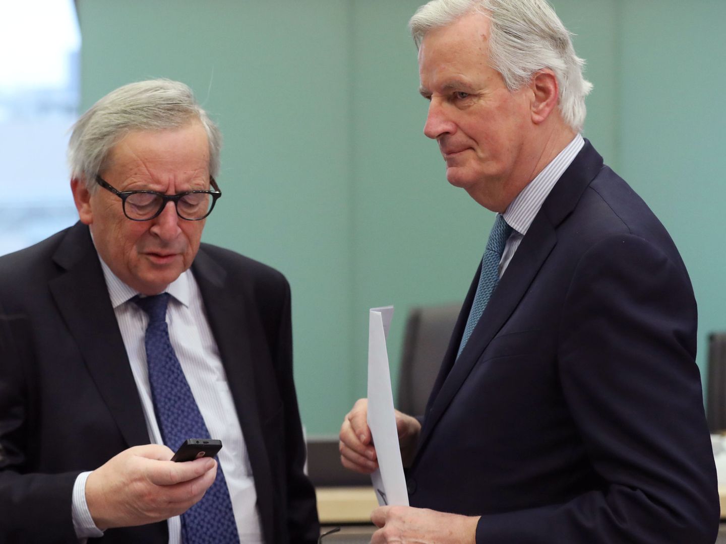 Barnier junto a Jean-Claude Juncker, presidente de la Comisión Europea. (EFE)