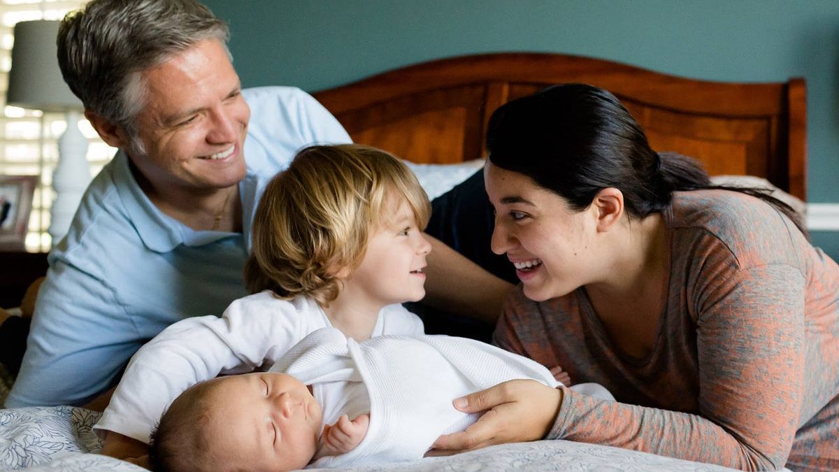 Sí al colecho: dormir con los padres es beneficioso para los hijos, según un estudio