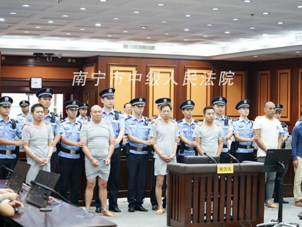 Foto: Los cinco sicarios y el empresario 'asesino', en pleno juicio. (Tribunal Intermedio de Nanning)