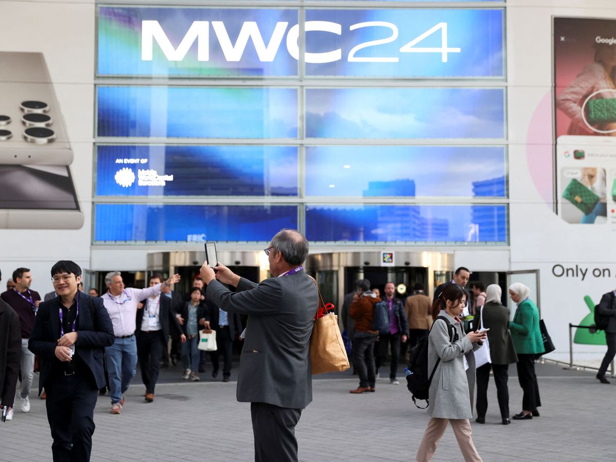 Foto: La gente sale del Mobile World Congress (MWC) de Barcelona. (Reuters / Bruna Casas)