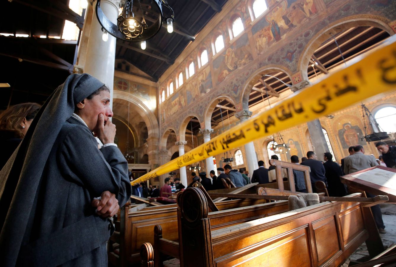 Una monja llora tras un atentado contra la catedral copta de Cairo, en diciembre de 2016. (Reuters)