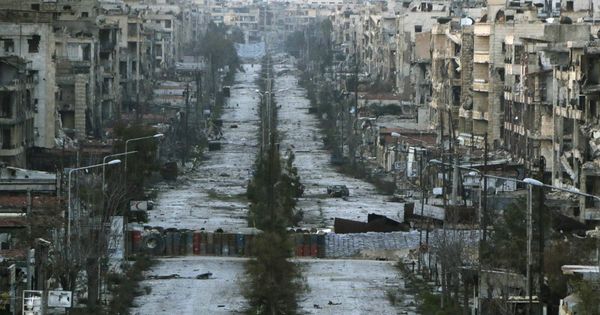Foto: Vista del distrito de Saif al-Dawla, destrozado por los bombardeos, en Alepo. (Reuters) 