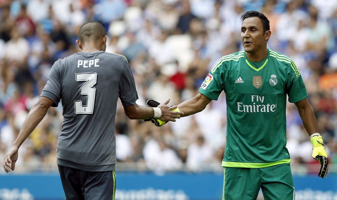 Pepe y Keylor Navas se saludan durante el Espanyol-Real Madrid (Efe)