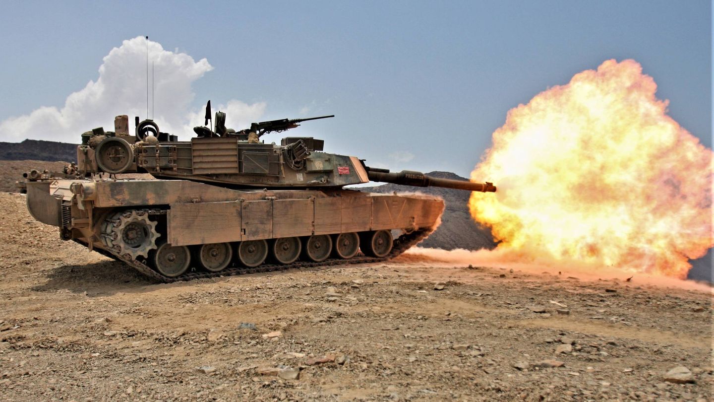 Disparo de un M1A1 Abrams con su can?o?n M256 de 120 mm (USMC).