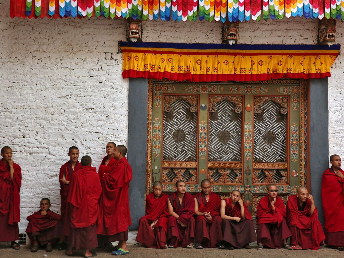 Monjes budistas en Punakha Dzong, Bután (Reuters)