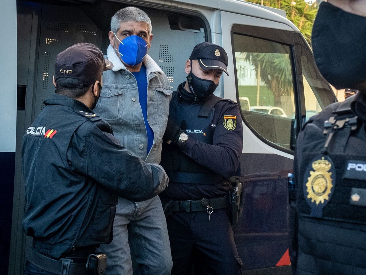 Foto: Efectivos de la Policía Nacional trasladan a la Audiencia Provincial a Bernardo Montoya. (EFE/Julián Pérez)