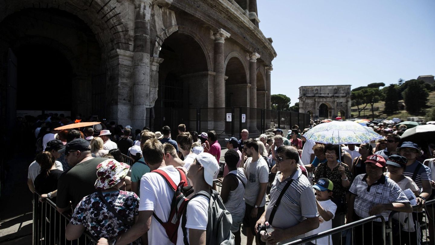 Turistas, a la entrada del Coliseo de Roma. (EFE)