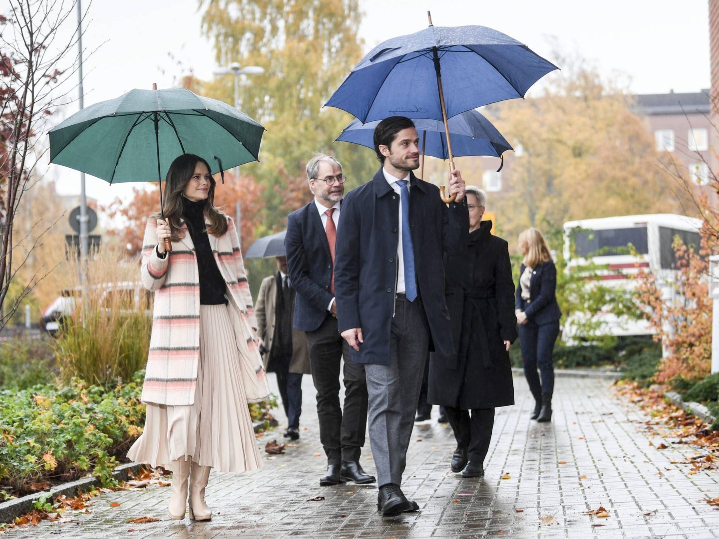 El principe Carlos Felipe y la princesa Sofia de Suecia, a su llegada a un hospital en la provincia de Värmland. (Cordon Press)