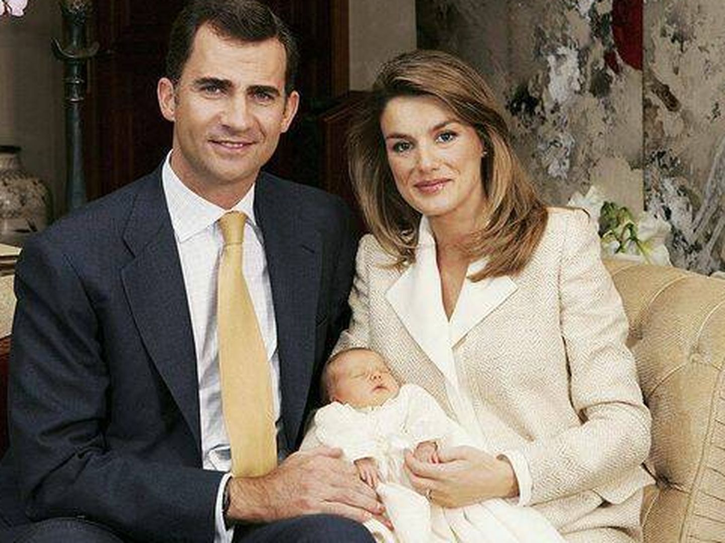 Los entonces Príncipes de Asturias con Leonor en diciembre de 2005. (Getty Images)