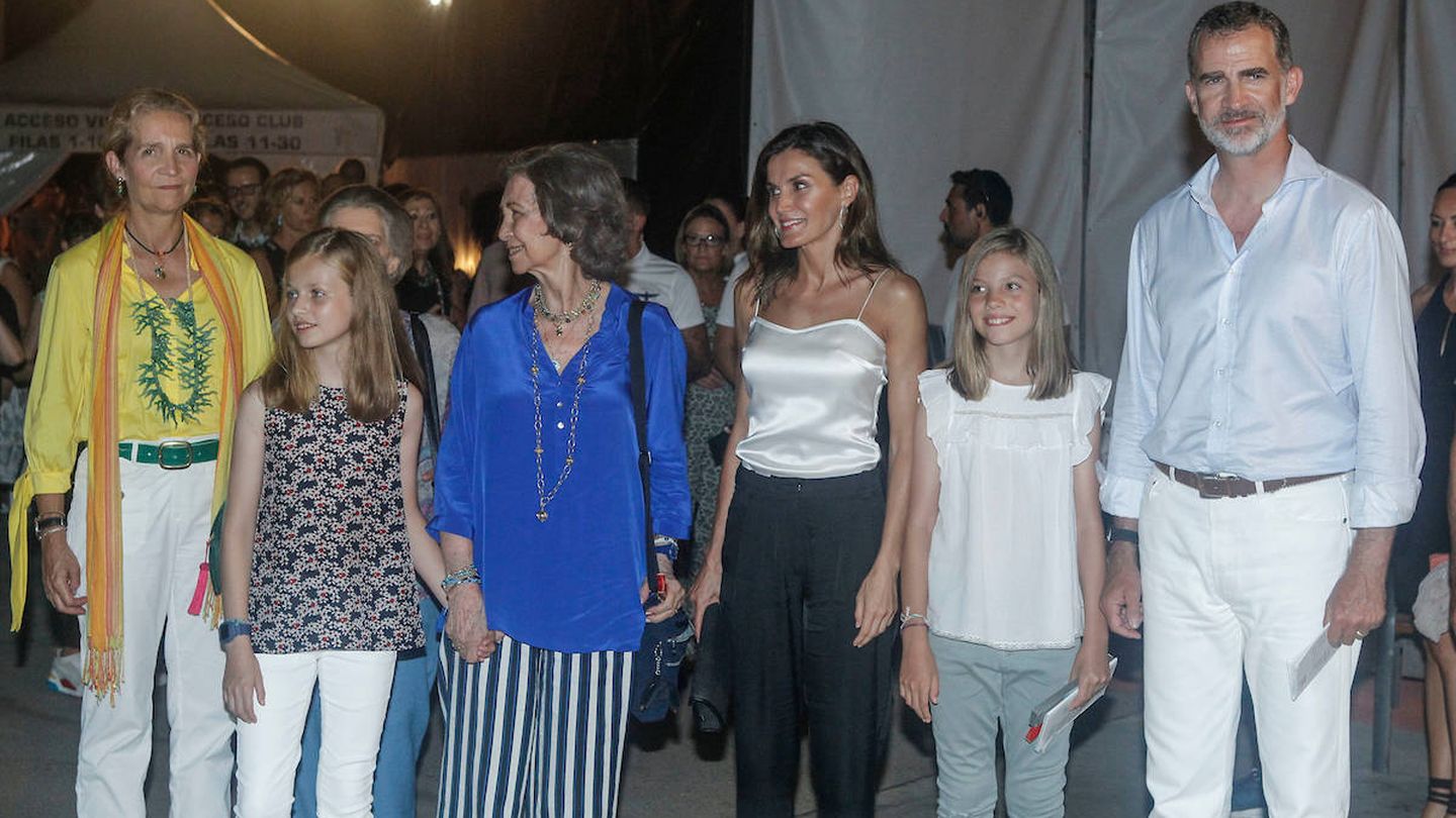 La infanta Elena, la princesa de Asturias, la reina Sofía, la reina Letizia, la infanta Sofía y el rey Felipe, en Port Adriano. (Limited Pictures)
