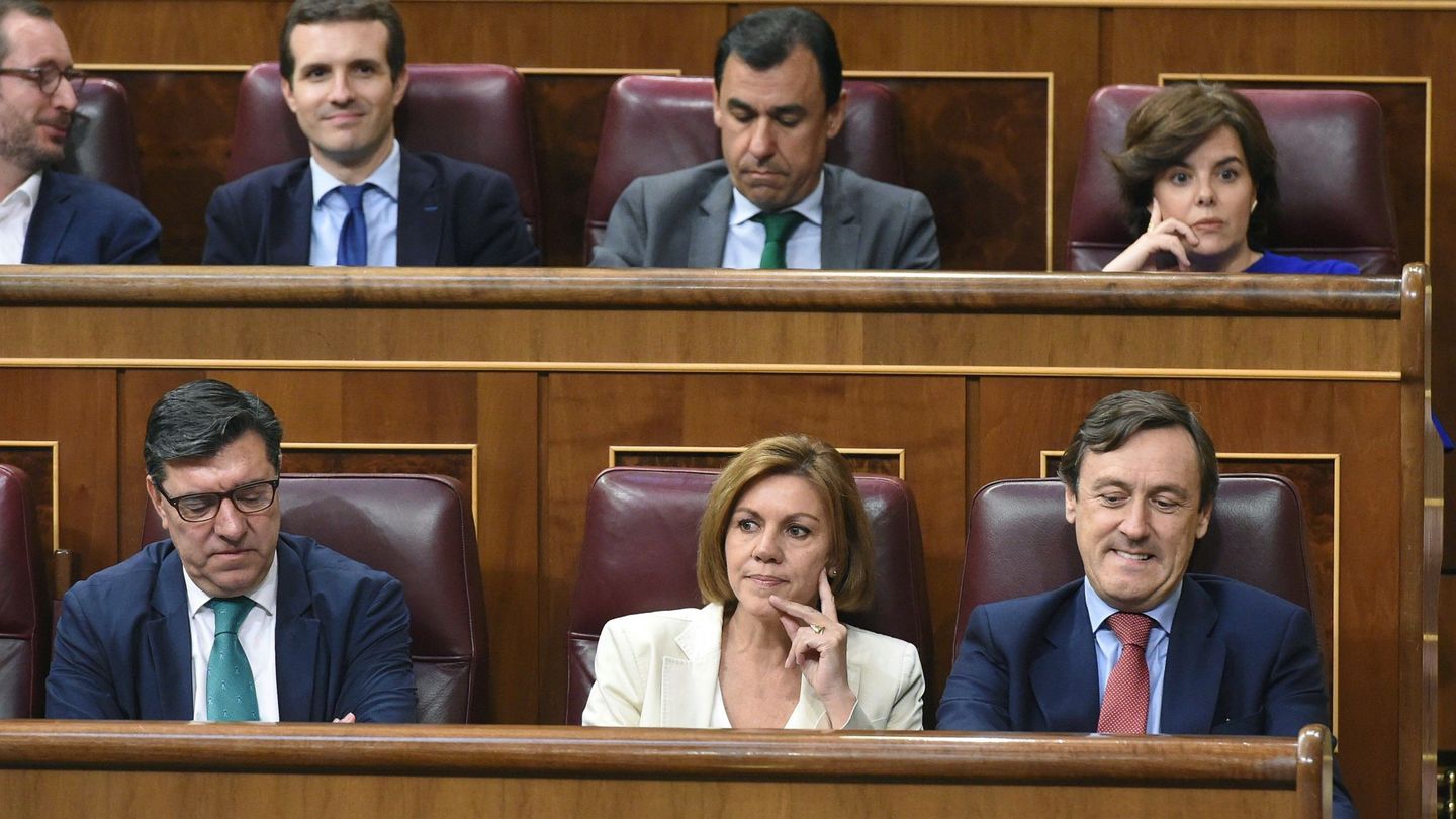 Soraya Sáenz de Santamaría (d), María Dolores de Cospedal (c) y Pablo Casado, en el Congreso junto a otros diputados del PP. (EFE)
