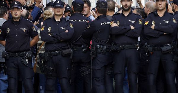 Foto: Policías Nacionales desplegados en Cataluña. (EFE)