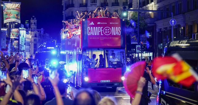 Las jugadoras de la selección española de fútbol recorrieron el lunes Madrid en autobús descubierto para celebrar su triunfo con la afición. (EFE/Borja Sánchez-Trillo). 