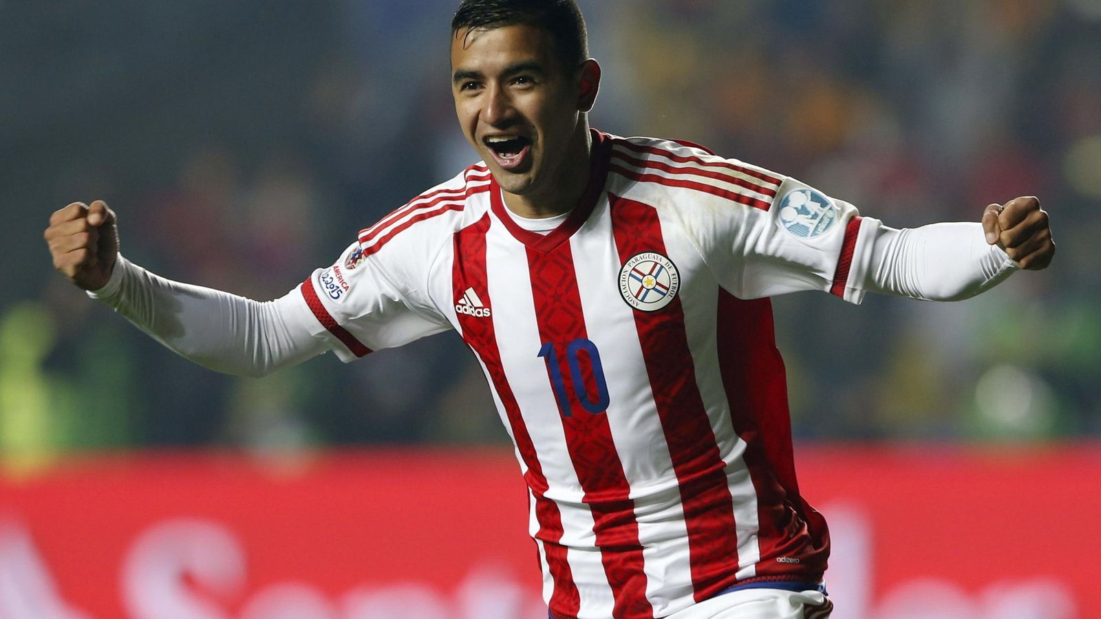 Foto: Derlis González celebra el gol de penalti que metió a Paraguay en las semifinales de la Copa América.