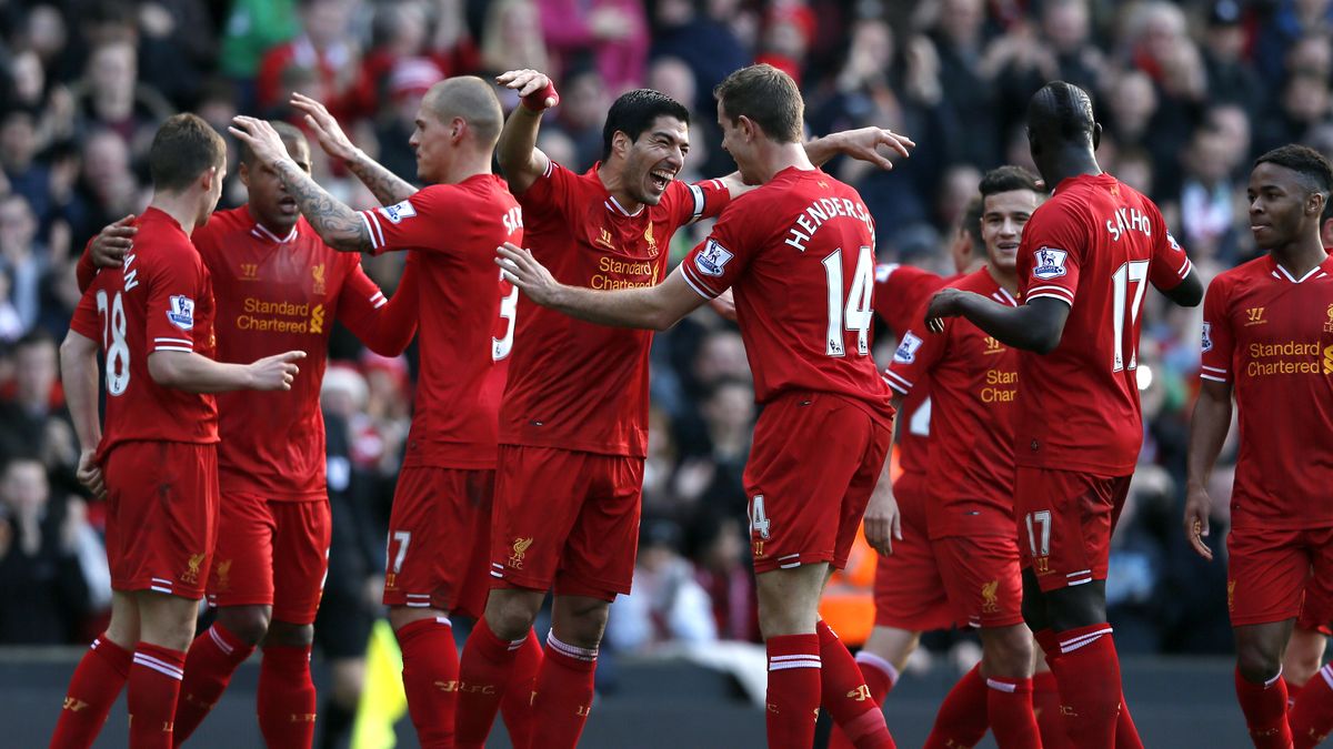 Luis Suárez pone líder al Liverpool y celebra su renovación con dos goles ante el Cardiff