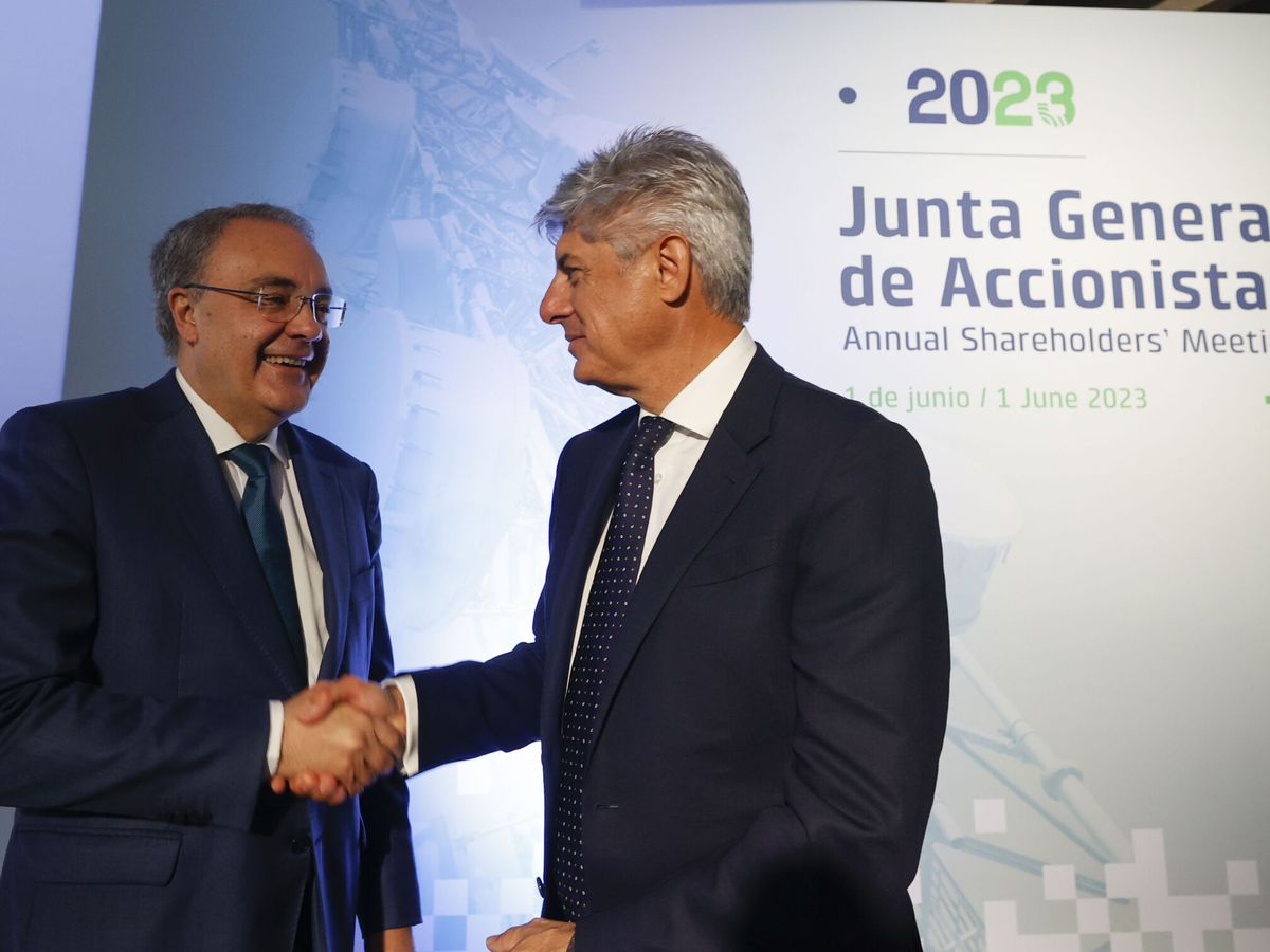 Foto: Tobías Martínez y Marco Patuano en la última junta de accionistas. (EFE)