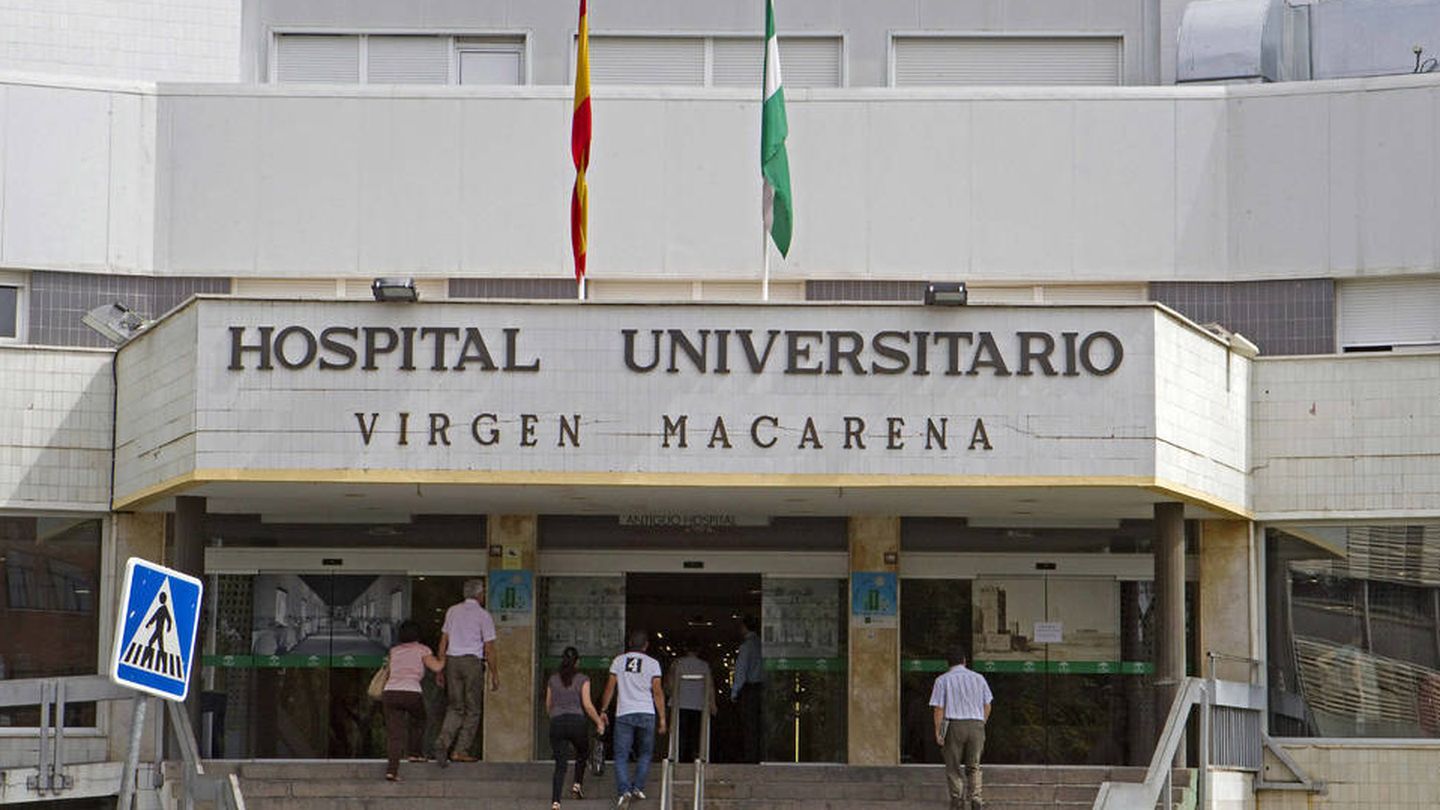 Ciudadanos a la entrada del Hospital Virgen Macarena de Sevilla. (EFE)